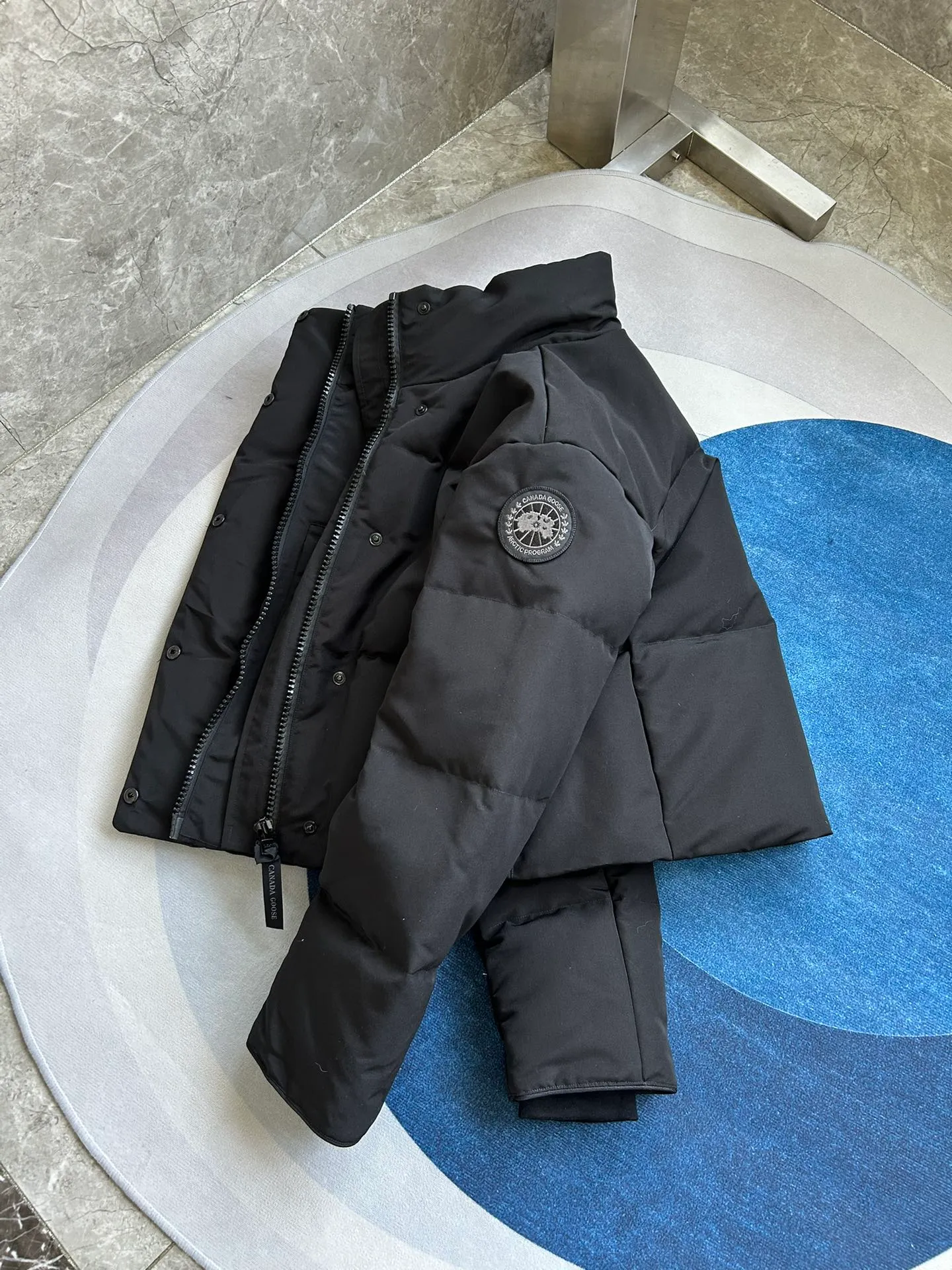 P880 E2266WB Grandview black label short jacket down jacket. Constructed from Arctic Tech recycled fabric®, it features a cinchable hem for sleek styling and storage. Color: black. Size: XS S M L XL.